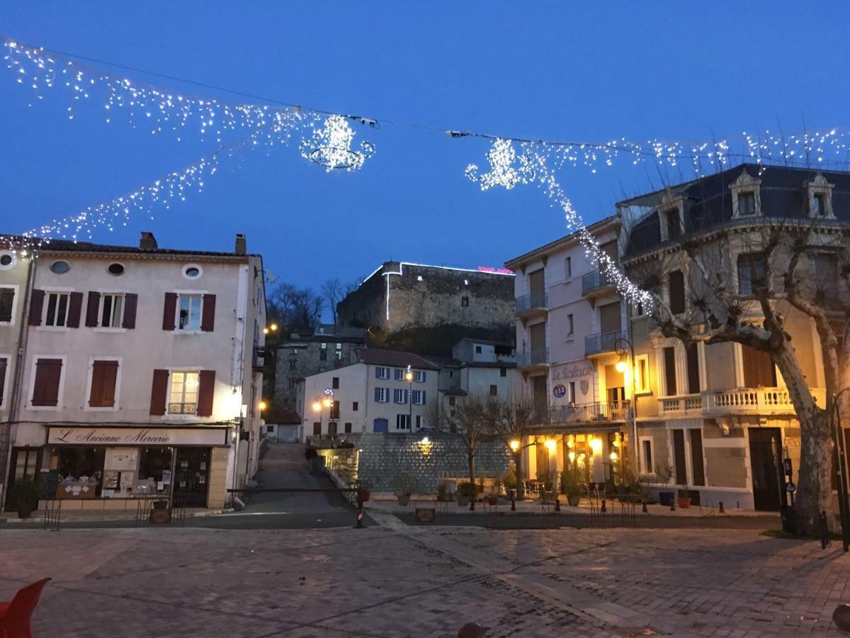 Entre L'Eglise Et La Place Vila Quillan Exterior foto