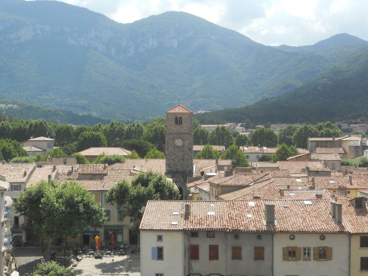 Entre L'Eglise Et La Place Vila Quillan Exterior foto