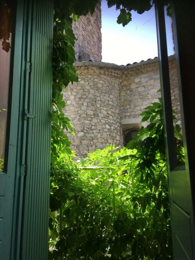 Entre L'Eglise Et La Place Vila Quillan Exterior foto