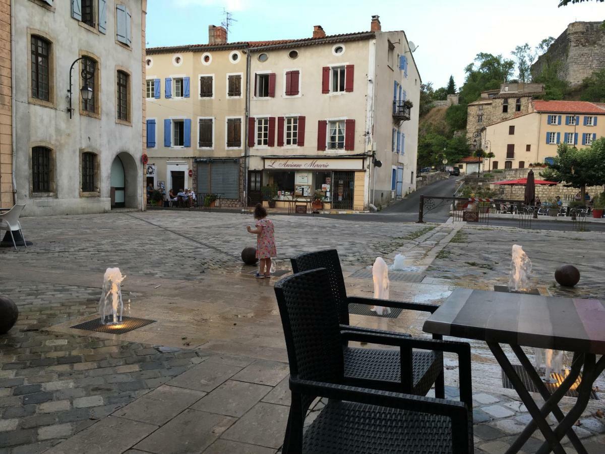 Entre L'Eglise Et La Place Vila Quillan Exterior foto